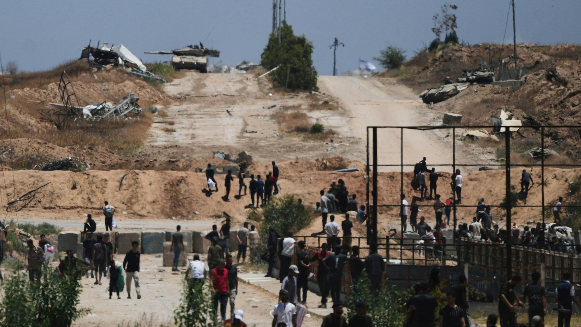 Israelische Panzer gehen in Chan Junis im südlichen Gazastreifen in Stellung neben einem Verteilungszentrum für humanitäre Hilfsgüter, die von der Gaza Humanitarian Foundation, einer von den USA unterstützten und von Israel anerkannten Organisation, geliefert wurden. (Archivbild)