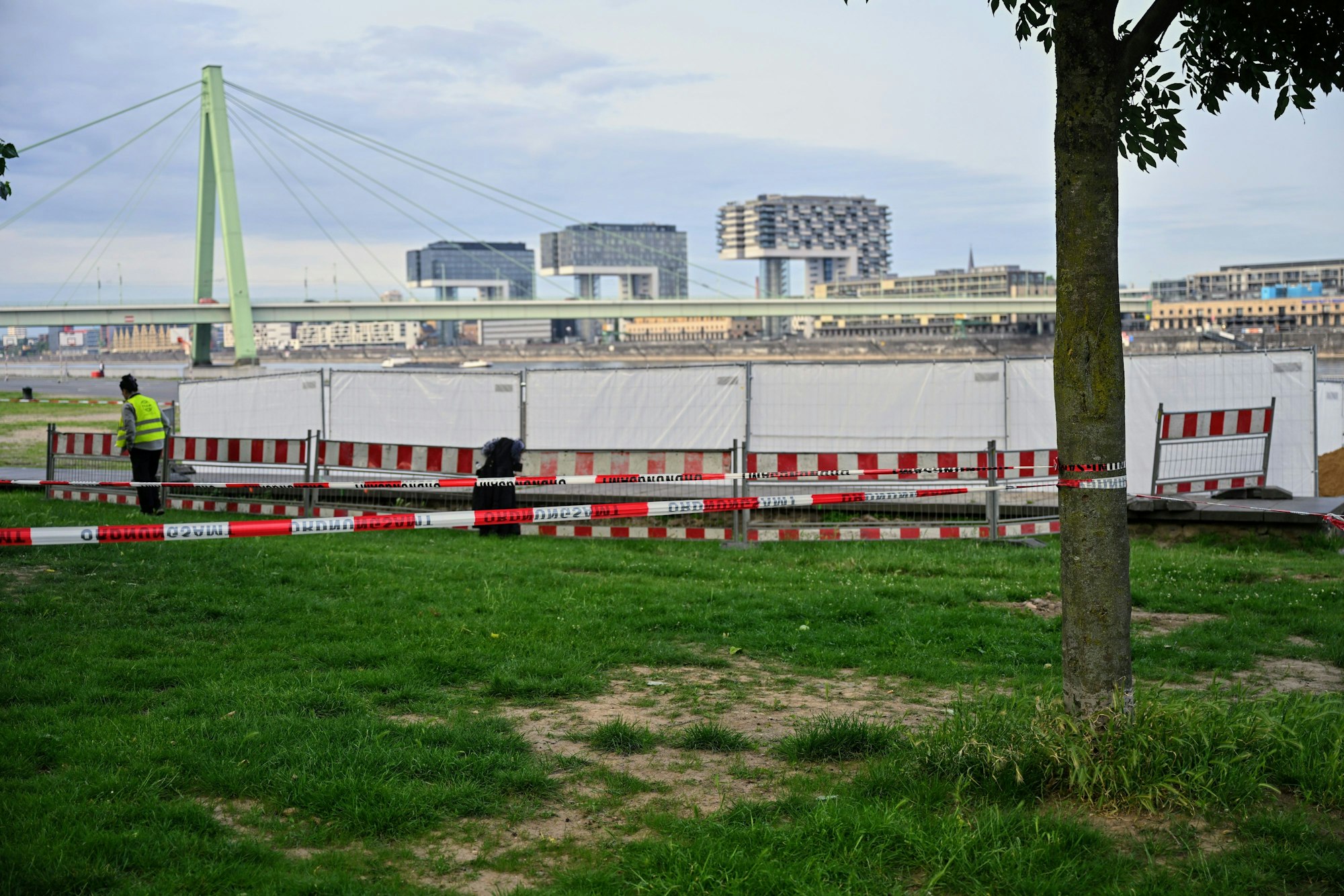 04.06.2025, Nordrhein-Westfalen, Köln: Eine der Fundstellen wird von Mitarbeitern des Ordnungsamtes bewacht. Am Montag waren im Stadtteil Deutz drei Bomben aus dem Zweiten Weltkrieg entdeckt worden. Foto: Henning Kaiser/dpa +++ dpa-Bildfunk +++