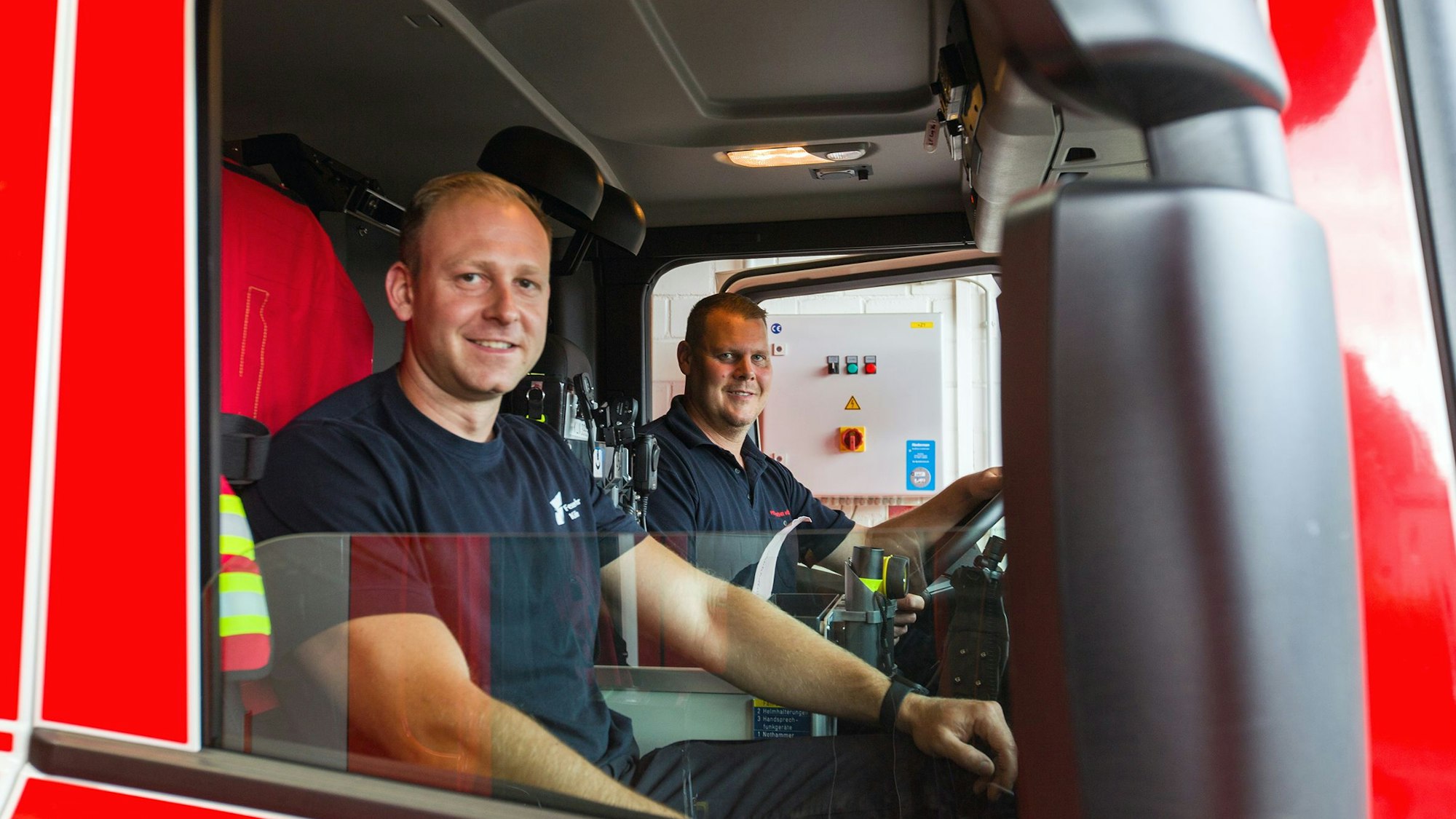 Löschgruppenführer Matthias Sturm (l.) und Jugendgruppenleiter Andreas Dick im neuen Löschgruppenfahrzeug Logistik (LF-L) der Freiwilligen Feuerwehr Worringen.