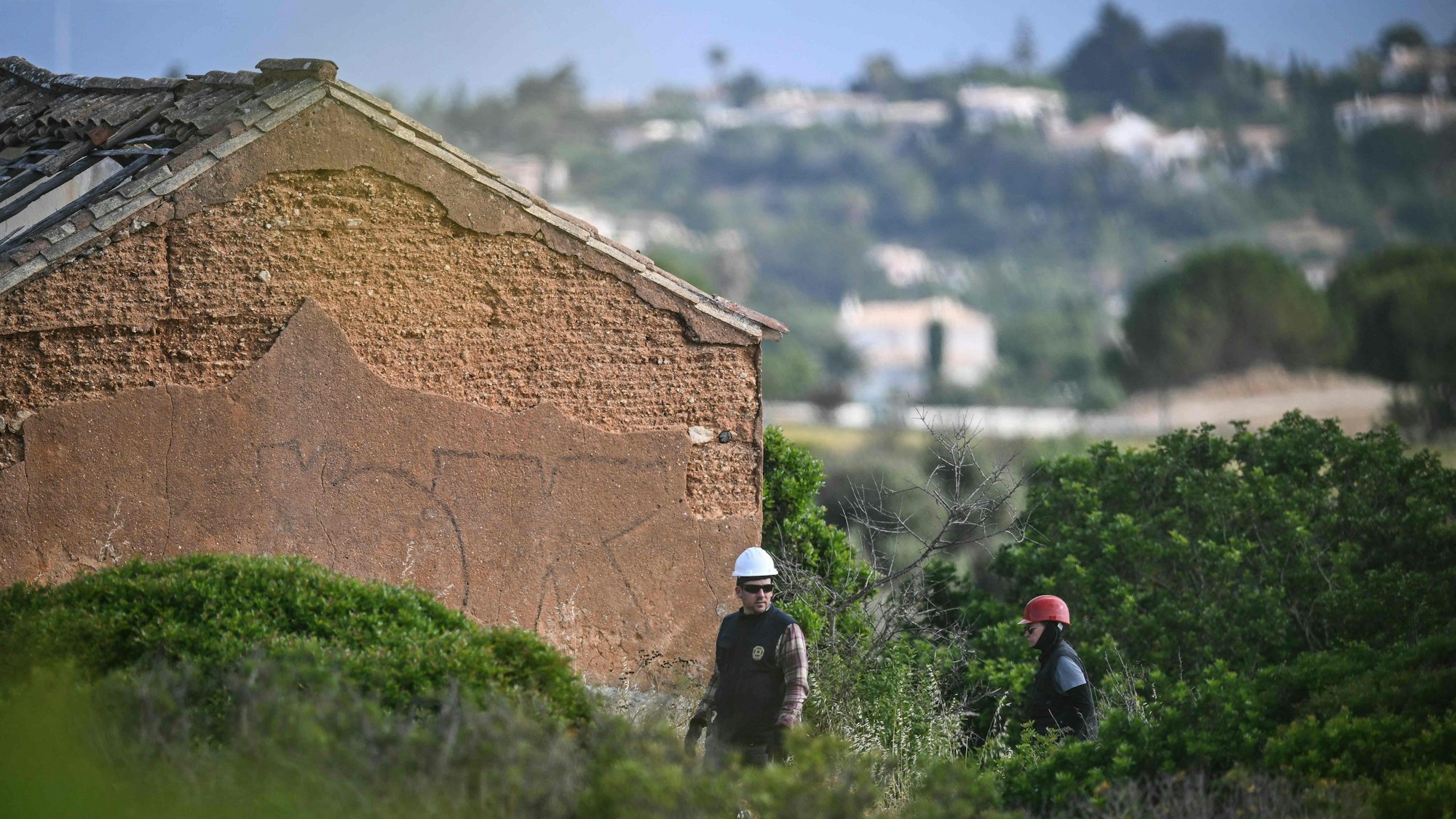 Polizeiermittler durchsuchen am 4. Juni 2025 ein verlassenes Haus in Atalaia, Lagos, Algarve, bei der neuen Suche nach der vermissten Madeleine McCann.