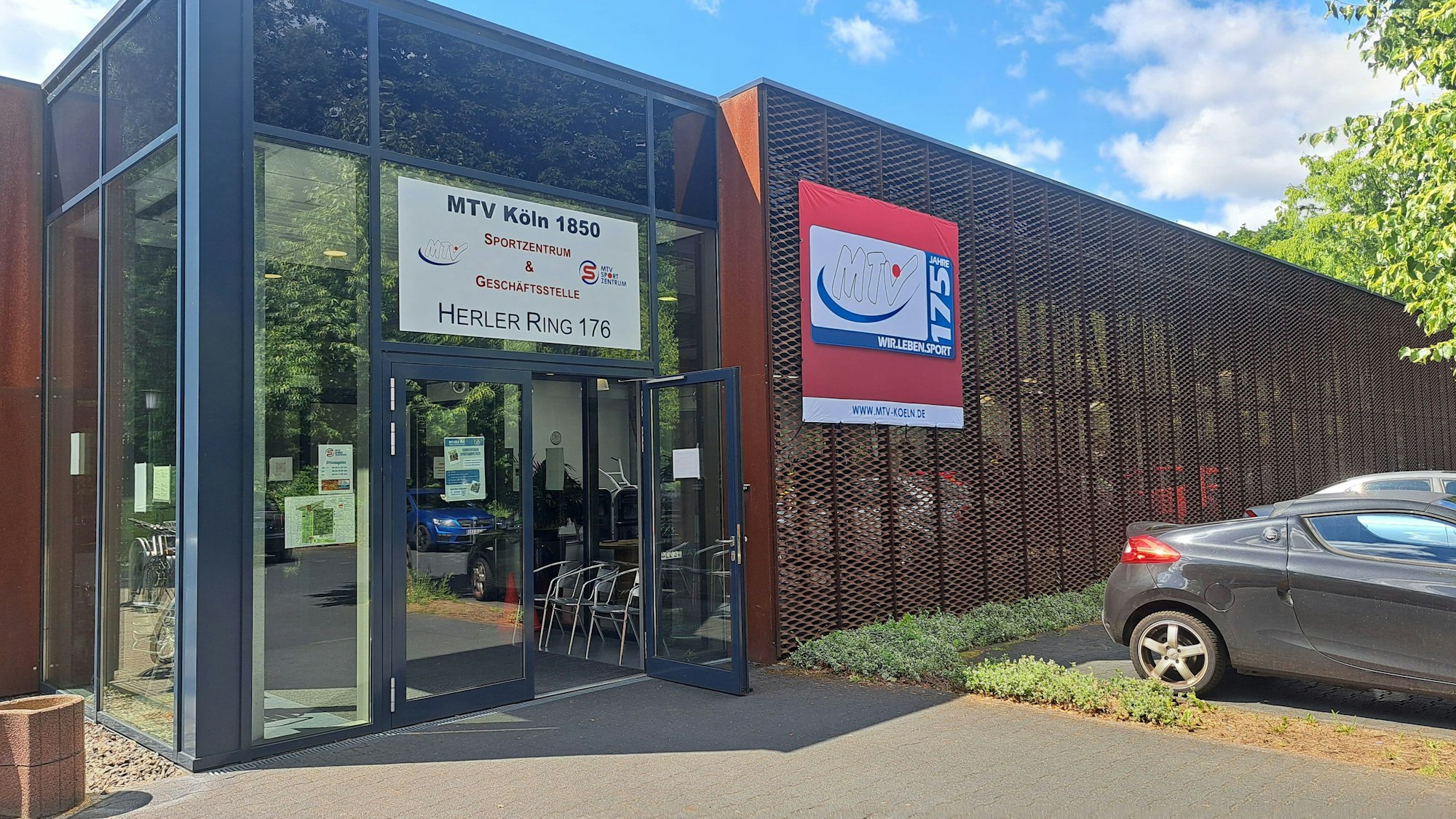 Außenansicht des modernen Sportzentrums des MTV Köln 1850