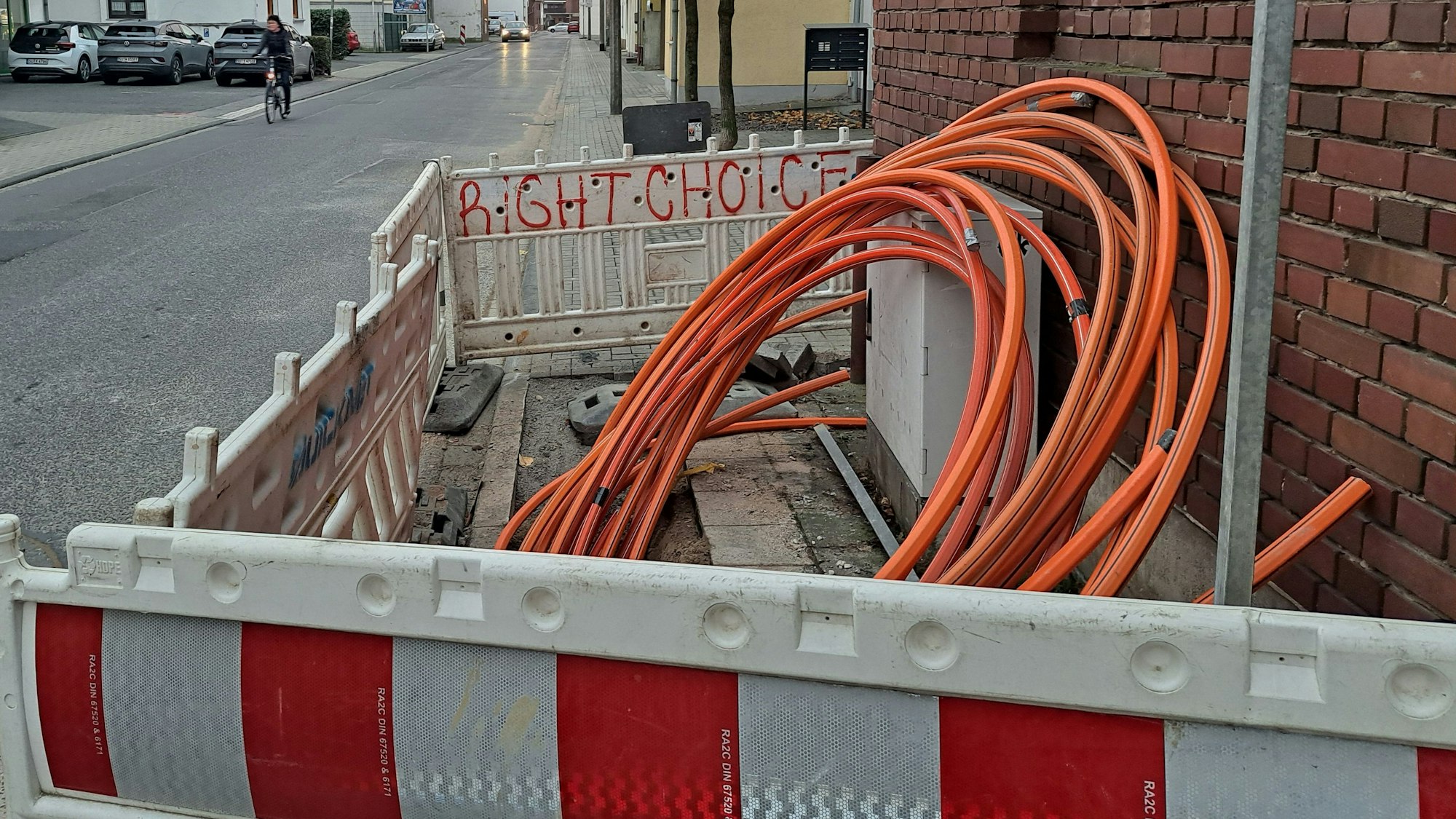 Im Niederkasseler Stadtteil Rheidt werden auf einer Baustelle Glasfaserkabel der Deutschen Telekom verlegt.