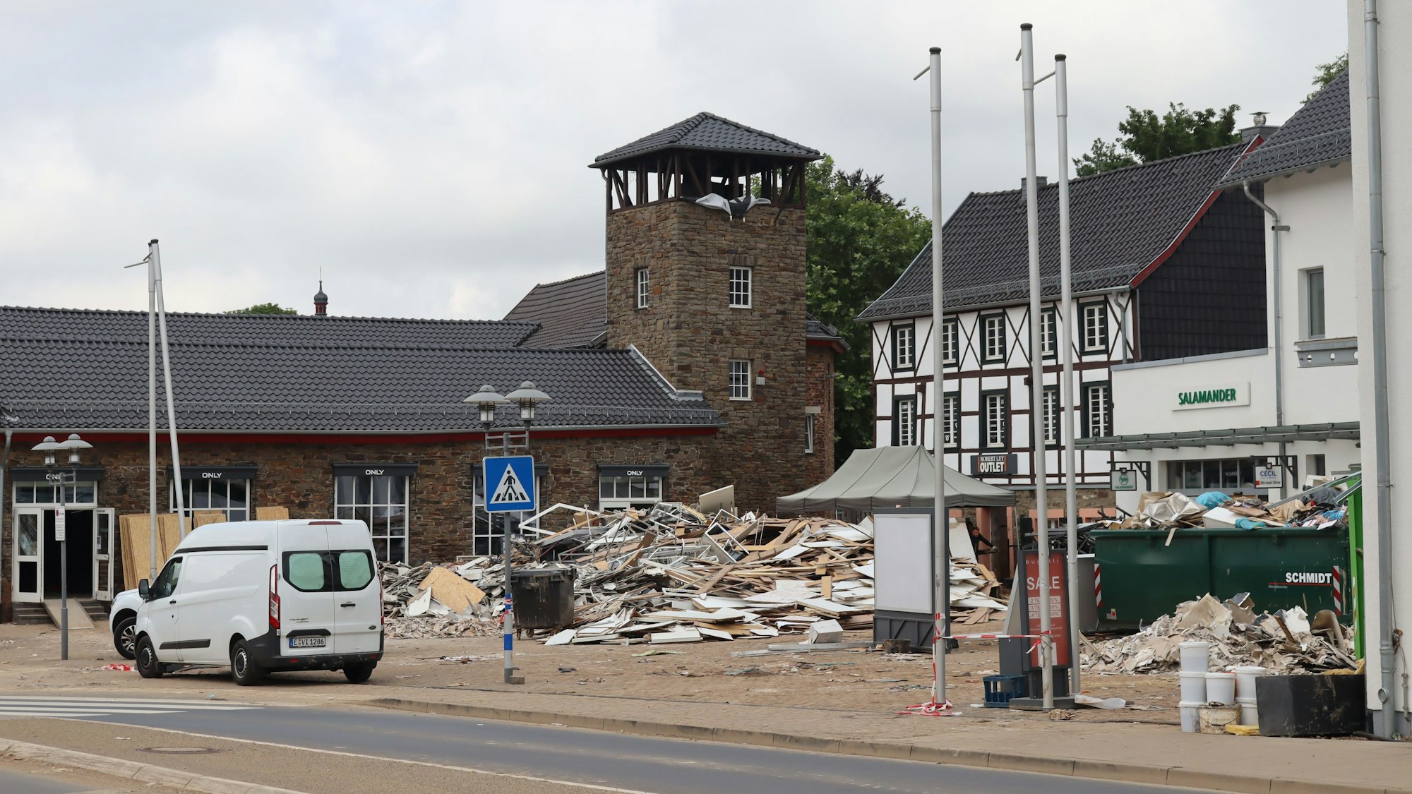Auf dem Sonnenplatz des City Outlets liegen Schuttberge.