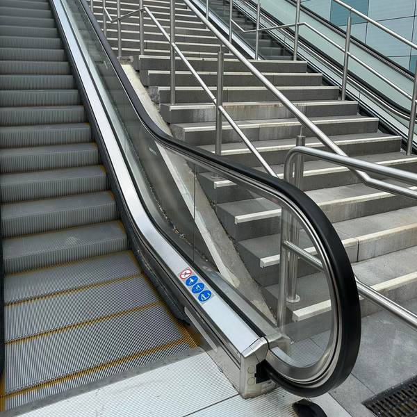 Der Zugang zur Personenunterführung von der Konrad-Adenauer-Straße ist ab sofort wieder über Treppen und Rolltreppen möglich.
