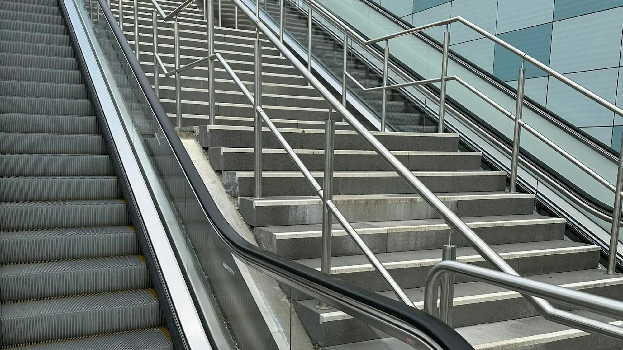 Der Zugang zur Personenunterführung von der Konrad-Adenauer-Straße ist ab sofort wieder über Treppen und Rolltreppen möglich.