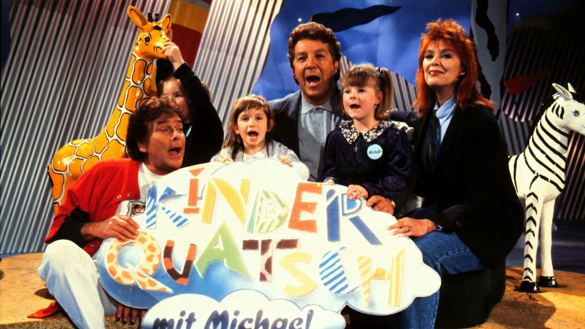 In der Kulisse von „Kinderquatsch mit Michael“ mit Cindy & Bert sowie drei kleinen Kindern.