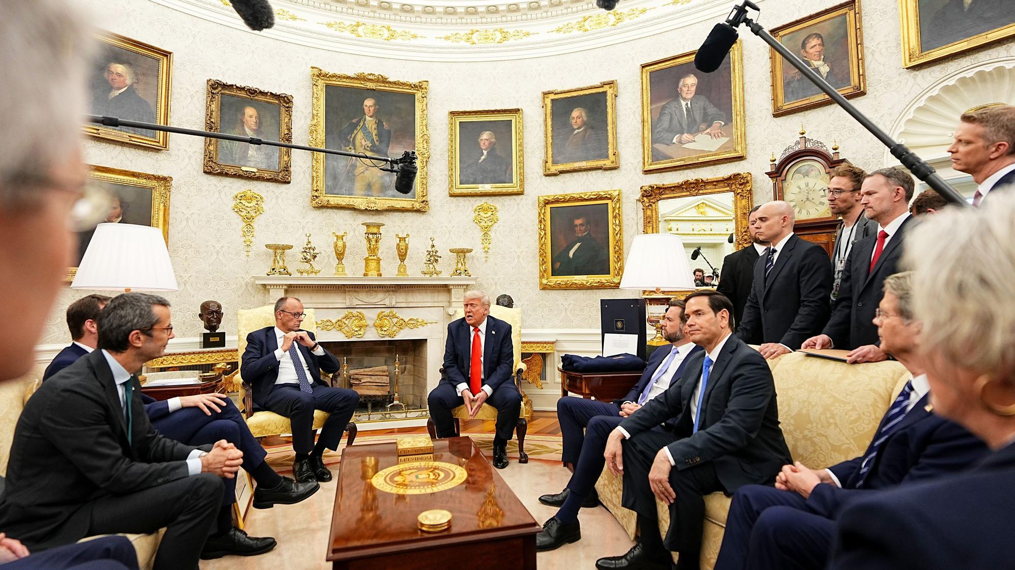 05.06.2025, USA, Washington: US-Präsident Donald Trump (Mitte, r) empfängt Bundeskanzler Friedrich Merz (CDU, Mitte, l) im Oval Office im Weißen Haus. Es ist das erste Treffen zwischen beiden Politikern seit Amtsantritt von Trump und Merz. Foto: Michael Kappeler/dpa Pool/dpa +++ dpa-Bildfunk +++