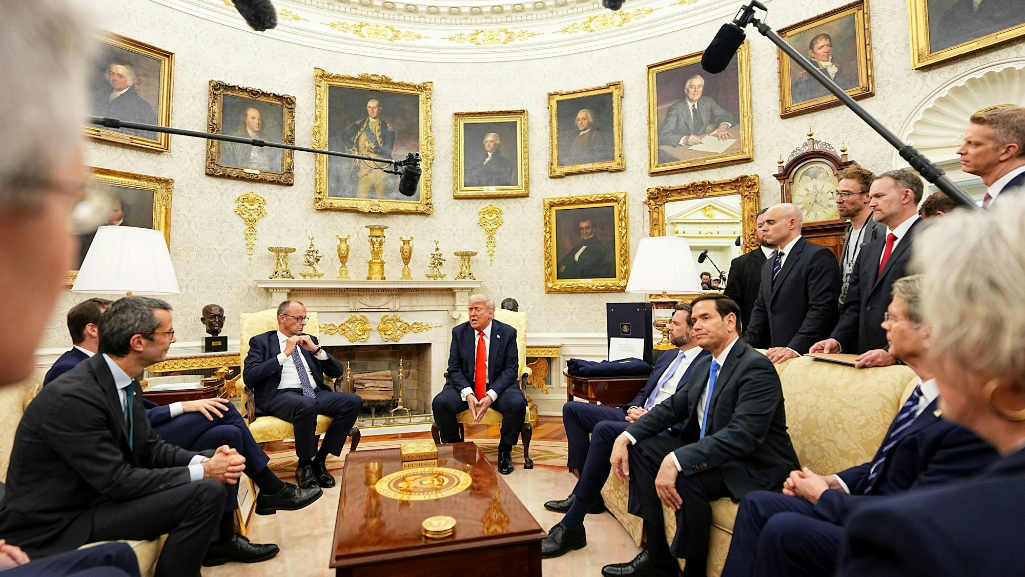 05.06.2025, USA, Washington: US-Präsident Donald Trump (Mitte, r) empfängt Bundeskanzler Friedrich Merz (CDU, Mitte, l) im Oval Office im Weißen Haus. Es ist das erste Treffen zwischen beiden Politikern seit Amtsantritt von Trump und Merz. Foto: Michael Kappeler/dpa Pool/dpa +++ dpa-Bildfunk +++