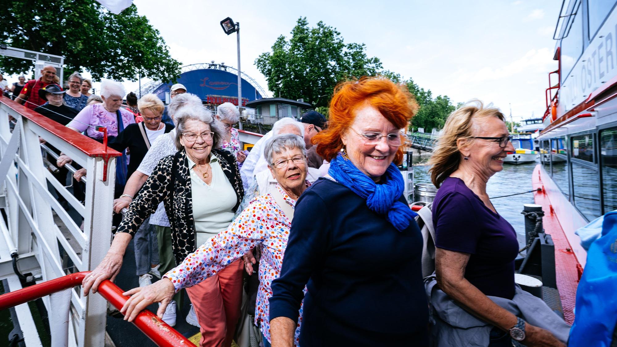 Voll freudiger Erwartung gehen die Gäste an Bord der MS Willi Ostermann. Eingeladen hatte die Rundschau-Altenhilfe.