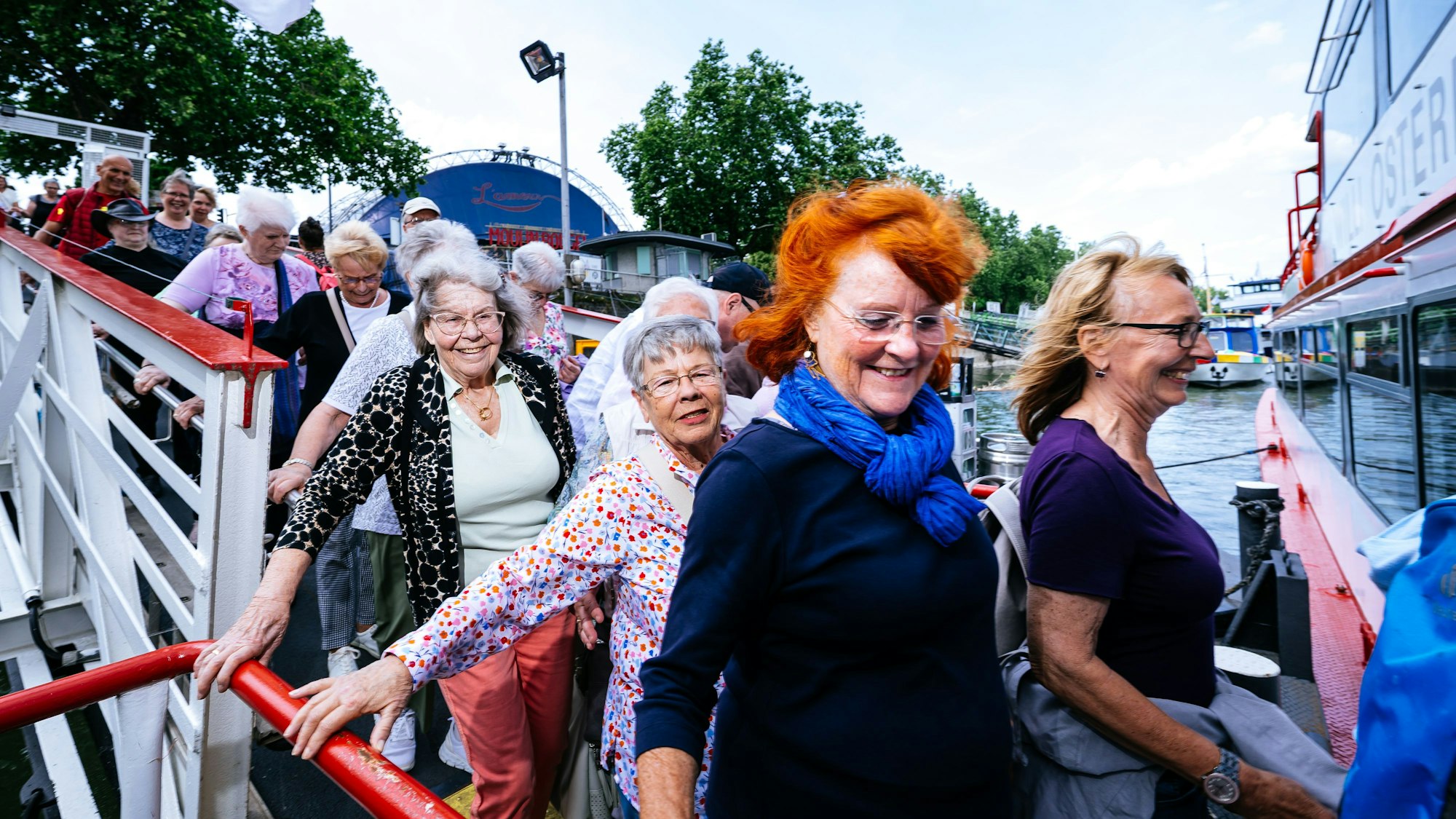 Voll freudiger Erwartung gehen die Gäste an Bord der MS Willi Ostermann. Eingeladen hatte die Rundschau-Altenhilfe.