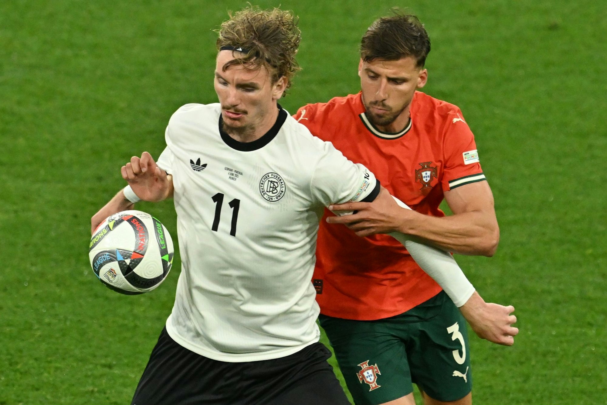 Nick Woltemade (l) hatte bei seinem Länderspiel-Debüt gegen Portugals Abwehrrecken einen schweren Stand.