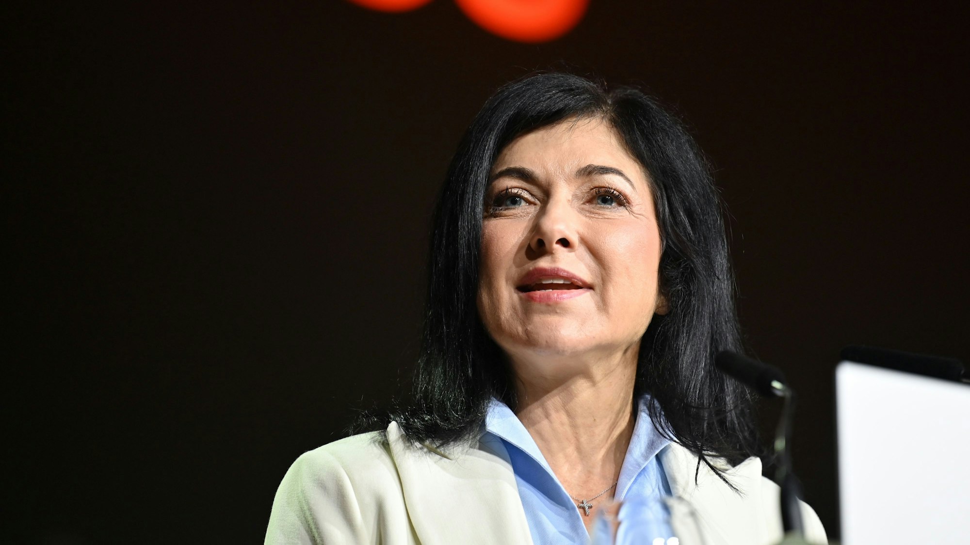 02.06.2025, Berlin: Katherina Reiche (CDU), Bundeswirtschaftsministerin, hält eine Keynote beim BDEW-Kongress 2025 in der Station Berlin, dem Branchentreffen des Bundesverbandes der Energie- und Wasserwirtschaft. Bei dem Kongress mit dem Titel «Mehr als Energie» geht es um Themen wie ein künftiges Marktdesign, die Kraftwerksstrategie und der Ausbau Erneuerbarer Energien. Foto: Katharina Kausche/dpa +++ dpa-Bildfunk +++