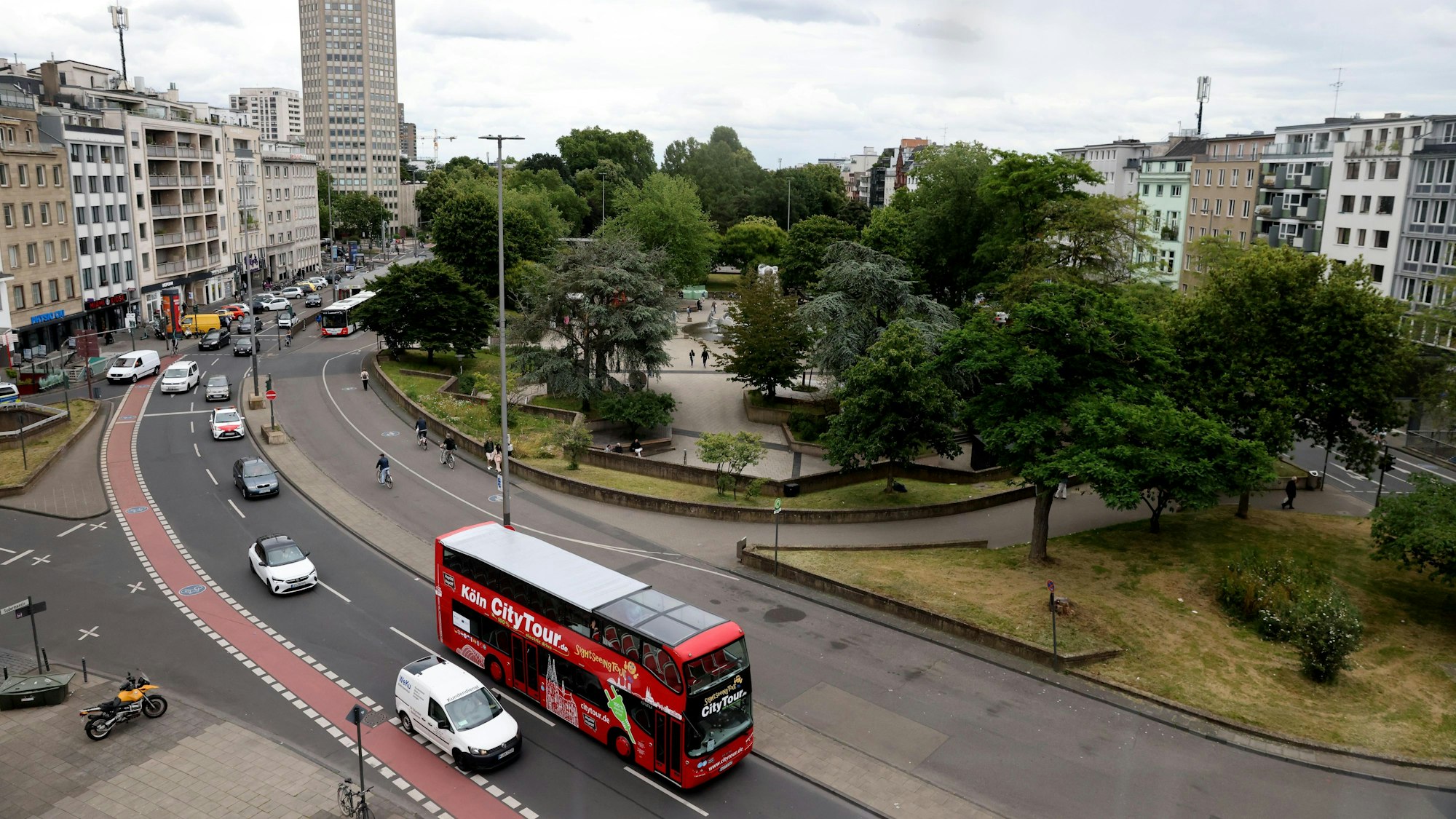Wo noch Autos und Busse fahren, soll der Ebertplatz künftig erweitert und begrünt werden – das plant die Verwaltung.