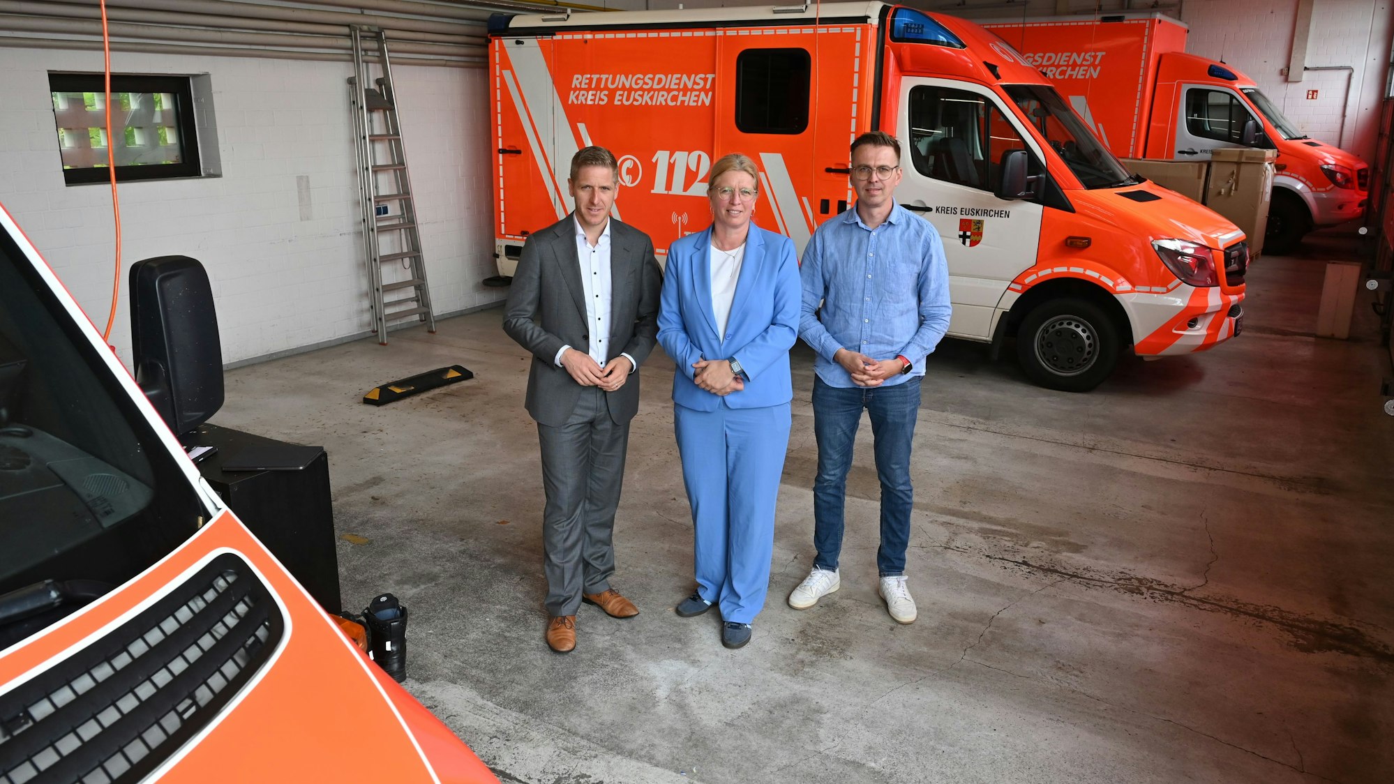 Die Grundzüge des neuen Rettungsdienstbedarfsplans stellten Landrat Markus Ramers (v.l.), Geschäftsbereichsleiterin Julia Baron und Martin Fehrmann, Leiter der Abteilung Gefahrenabwehr, vor.