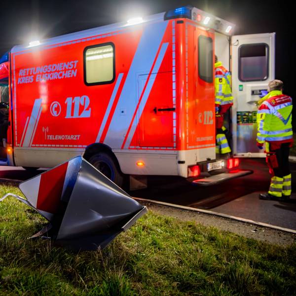 Ein Archivfoto zeigt zwei Rettungswagen, die nach einem Unfall am in Euskirchen im Einsatz sind.