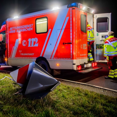 Ein Archivfoto zeigt zwei Rettungswagen, die nach einem Unfall am in Euskirchen im Einsatz sind.