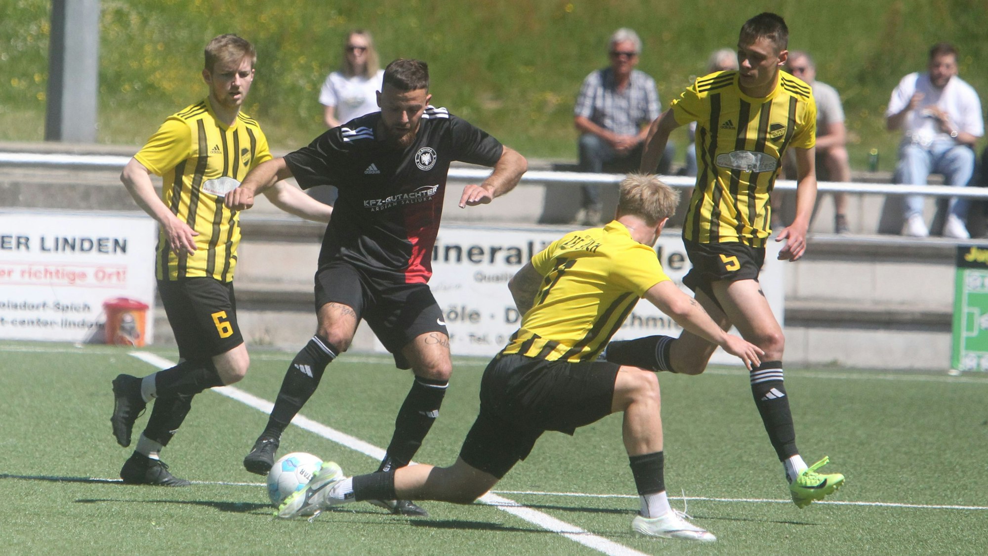 Nexhbedin Qestaj (am Ball) und der FC Kosova hoffen auf den Klassenerhalt, Justin Strahler (vorne) und der 1. FC Spich II auf den Aufstieg.