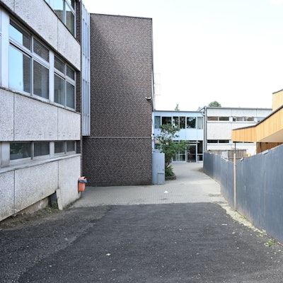 Auf dem Schulhof ist eine Baustelle.