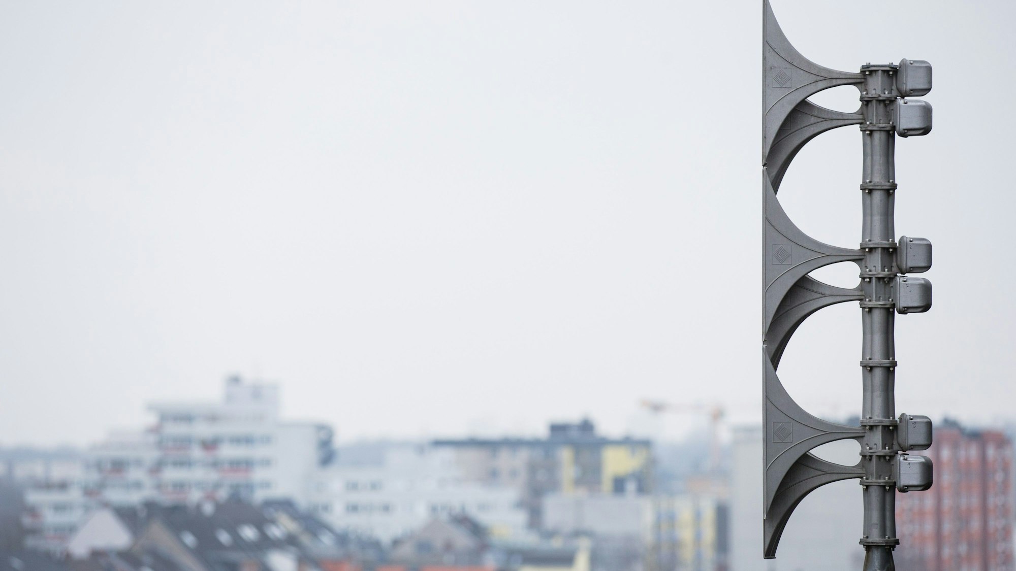 Eine Sirene ist auf einem Dach in Köln zu sehen. Am Donnerstag, 12. März, ist Warntag in NRW.