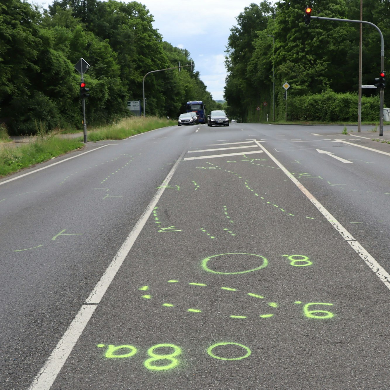 Das Bild zeigt eine Straße mit Farbspuren auf der Fahrbahn.