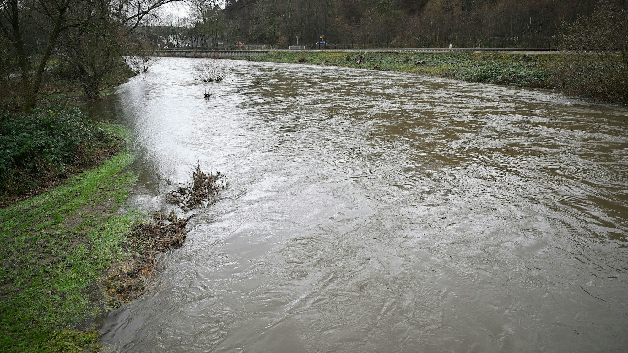 Der Wasserpegel der Agger ist angestiegen.