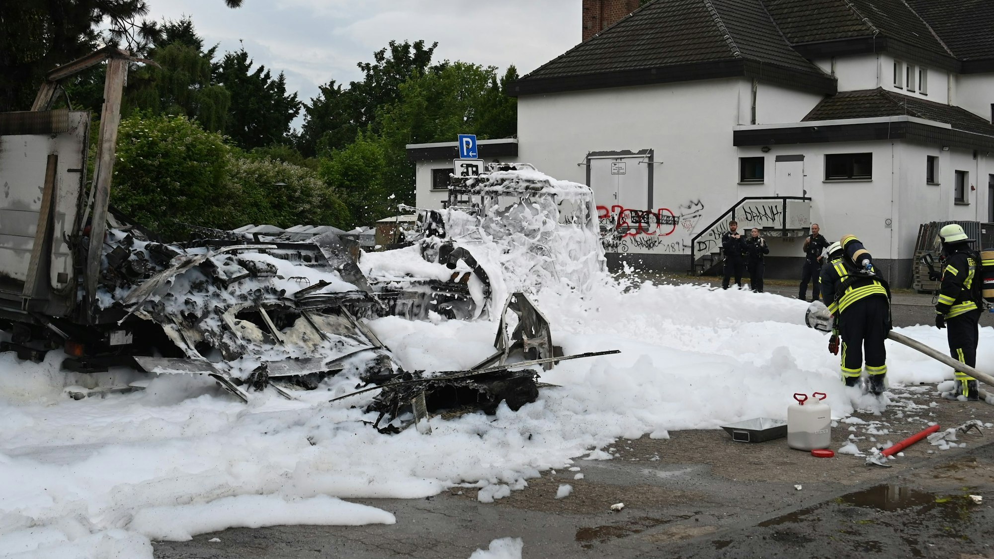 Das Bild zeigt ein zerstörtes Wohnmobil