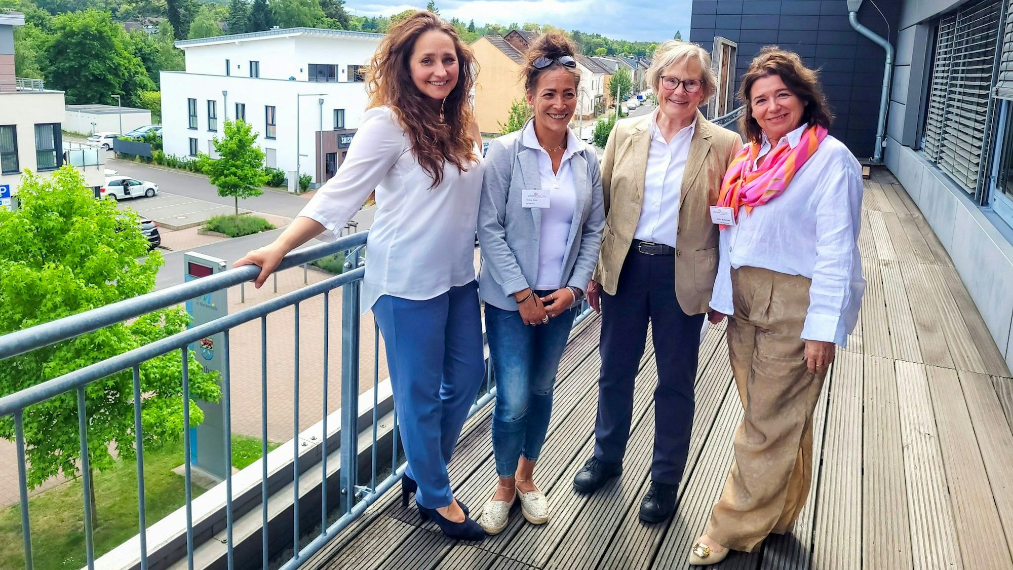 Fatima Collins, Victoria Block und Anke Schamper von der Beratungsstelle Donum Vitae stehen mit der Gründerin des Vereins im Kreis Euskirchen Dr. Marianne Bauerschmitz (2.v.r.) auf dem Balkon des Mechernicher Rathauses.