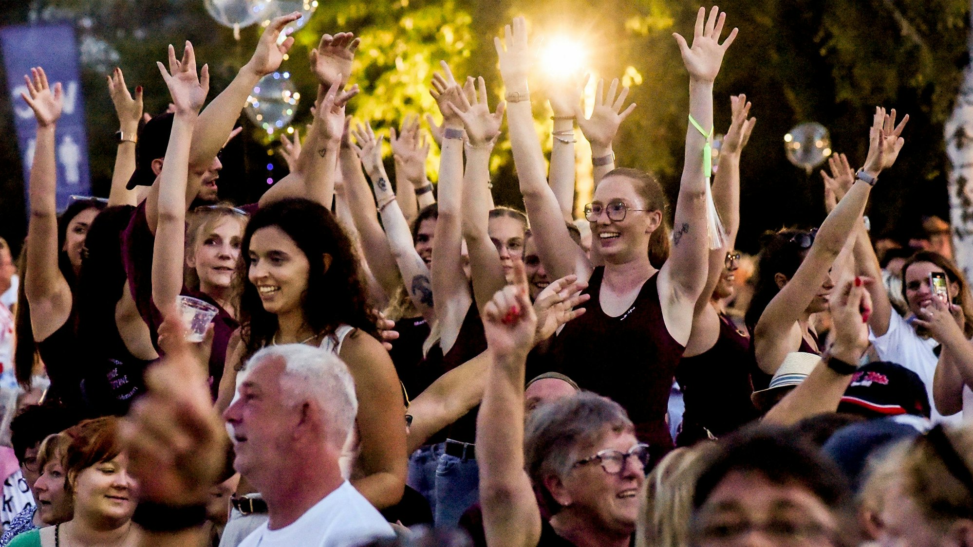 Das Foto zeigt feierndes Publikum mit hochgerissenen Armen bei der Kölschen Nacht.