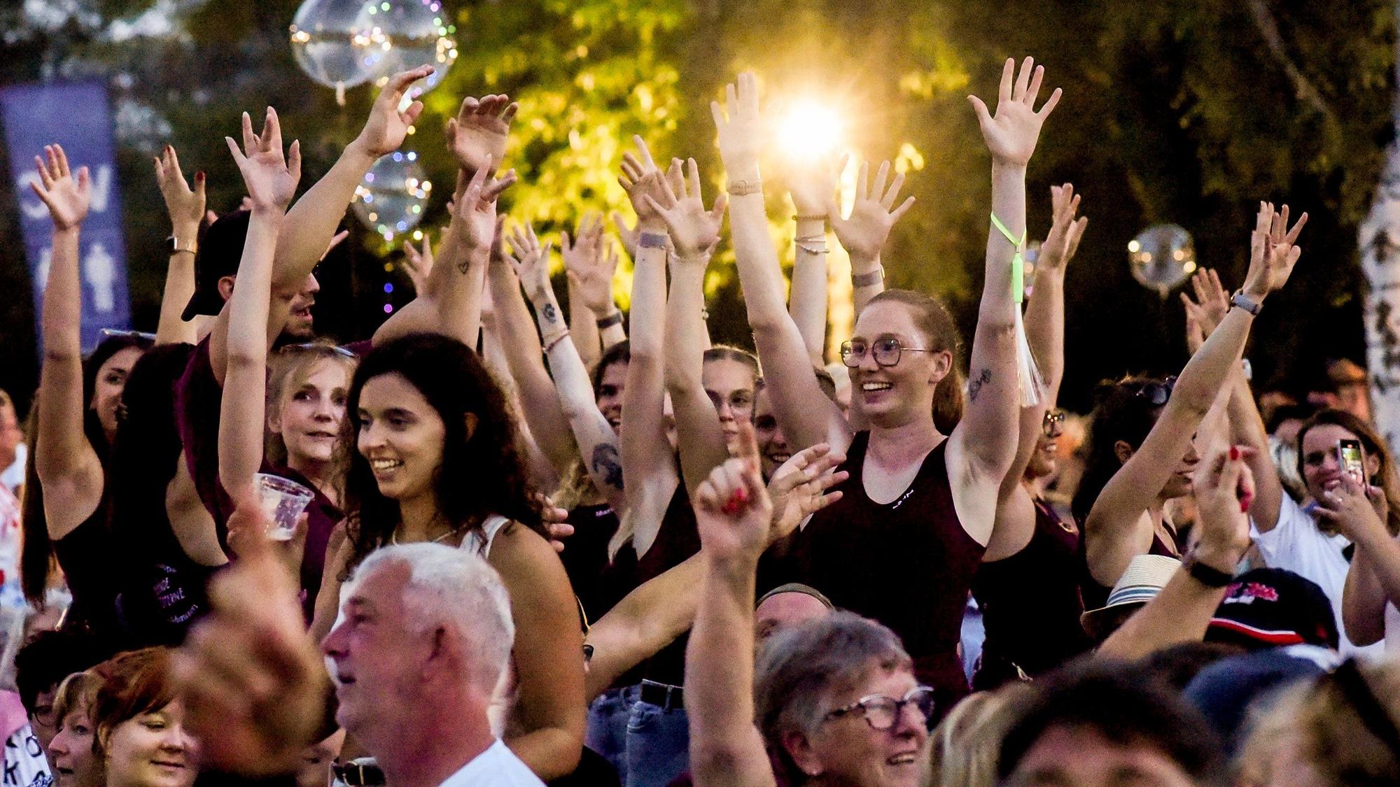 Das Foto zeigt feiernde Menschen vor der Bühne bei der „Kölschen Nacht“ am Otto-Maigler-See.