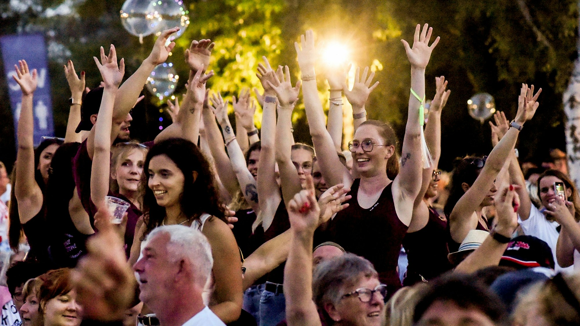 Das Foto zeigt feiernde Menschen vor der Bühne bei der „Kölschen Nacht“ am Otto-Maigler-See.