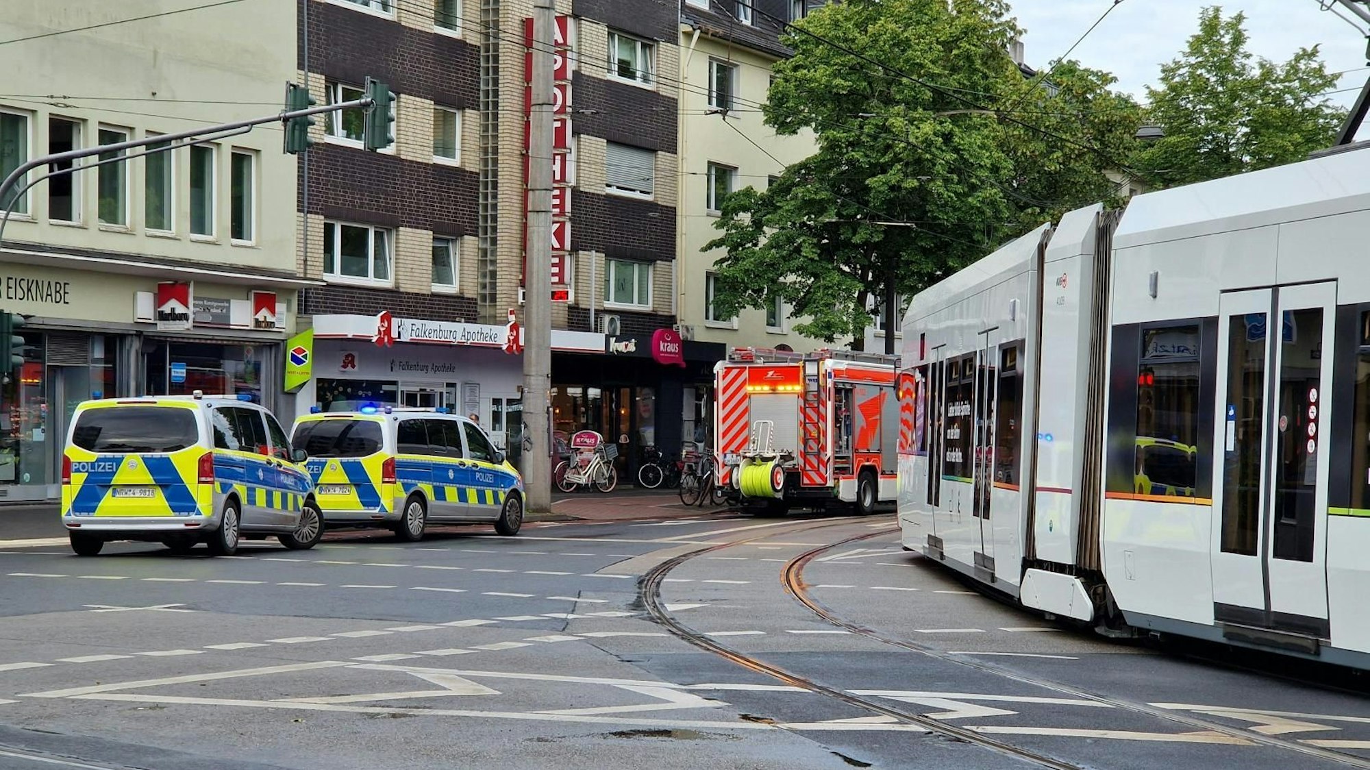 Einsatzkräfte von Polizei und Feuerwehr am Unfallort in Köln-Lindenthal.