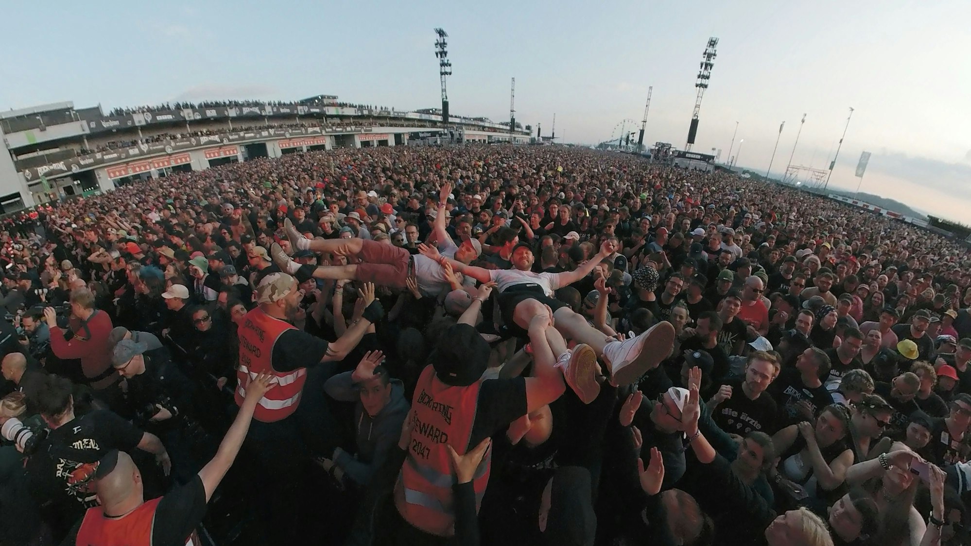 Crowdsurfer sind beim Auftritt der kanadischen Rockband Billy Talent beim Open-Air-Festival Rock am Ring vor der Utopia-Stage-Stage unterwegs.
