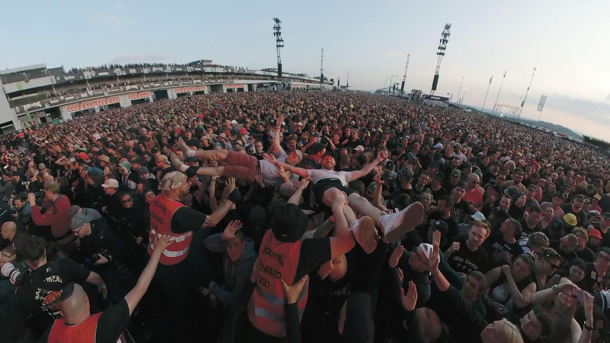 Crowdsurfer sind beim Auftritt der kanadischen Rockband Billy Talent beim Open-Air-Festival Rock am Ring vor der Utopia-Stage-Stage unterwegs.