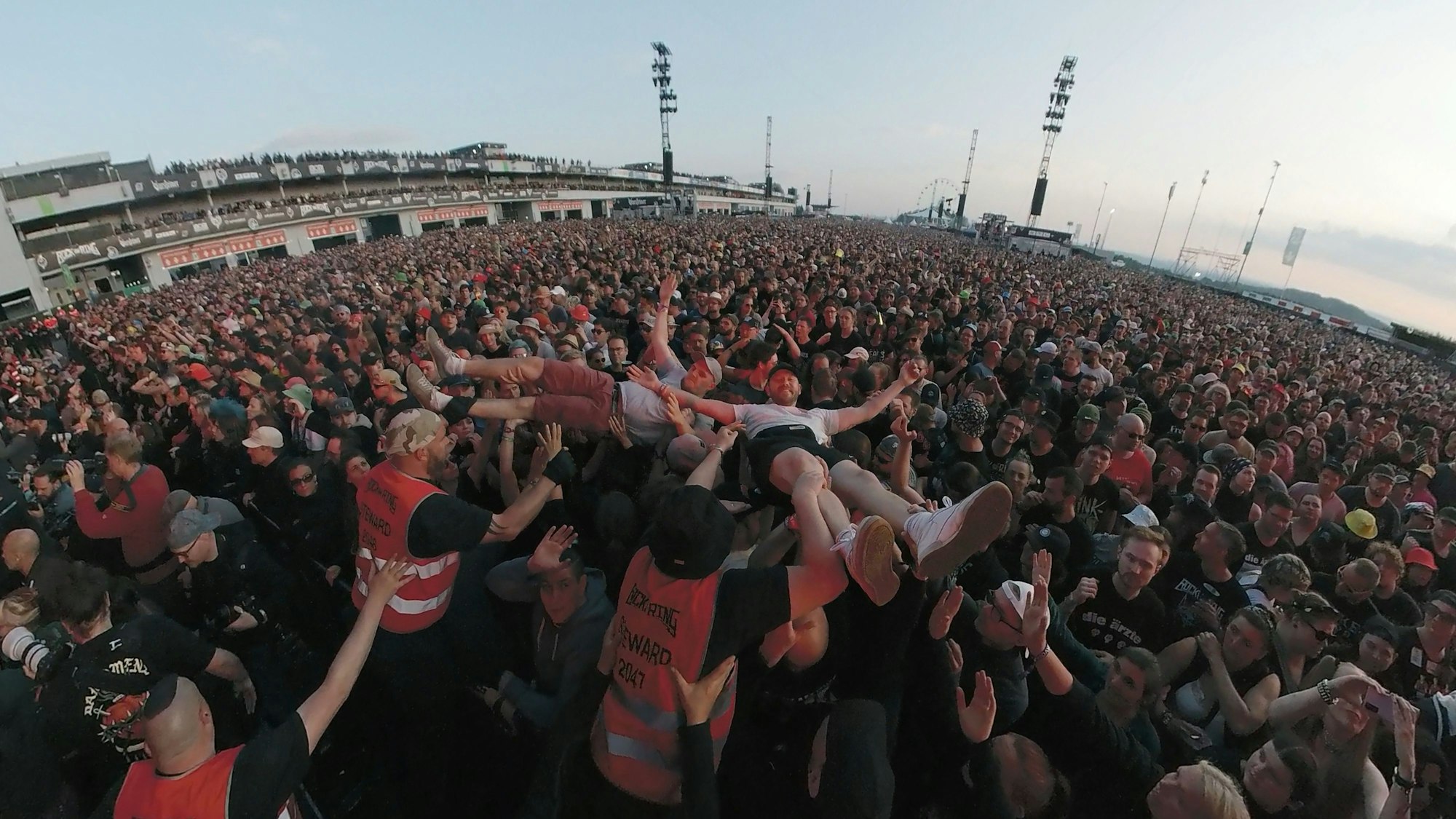Crowdsurfer sind beim Auftritt der kanadischen Rockband Billy Talent beim Open-Air-Festival Rock am Ring vor der Utopia-Stage-Stage unterwegs.