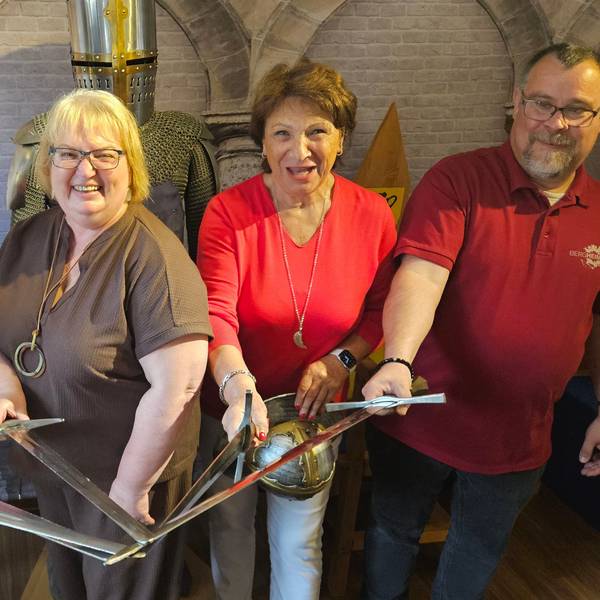 Zu sehen sind Lara Radtke, Michaela Schmidt, Astrid Machuj, Maria Pfordt und Thomas Irlenbusch vom Museumsverein Bergheim.