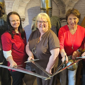 Zu sehen sind Lara Radtke, Michaela Schmidt, Astrid Machuj, Maria Pfordt und Thomas Irlenbusch vom Museumsverein Bergheim.