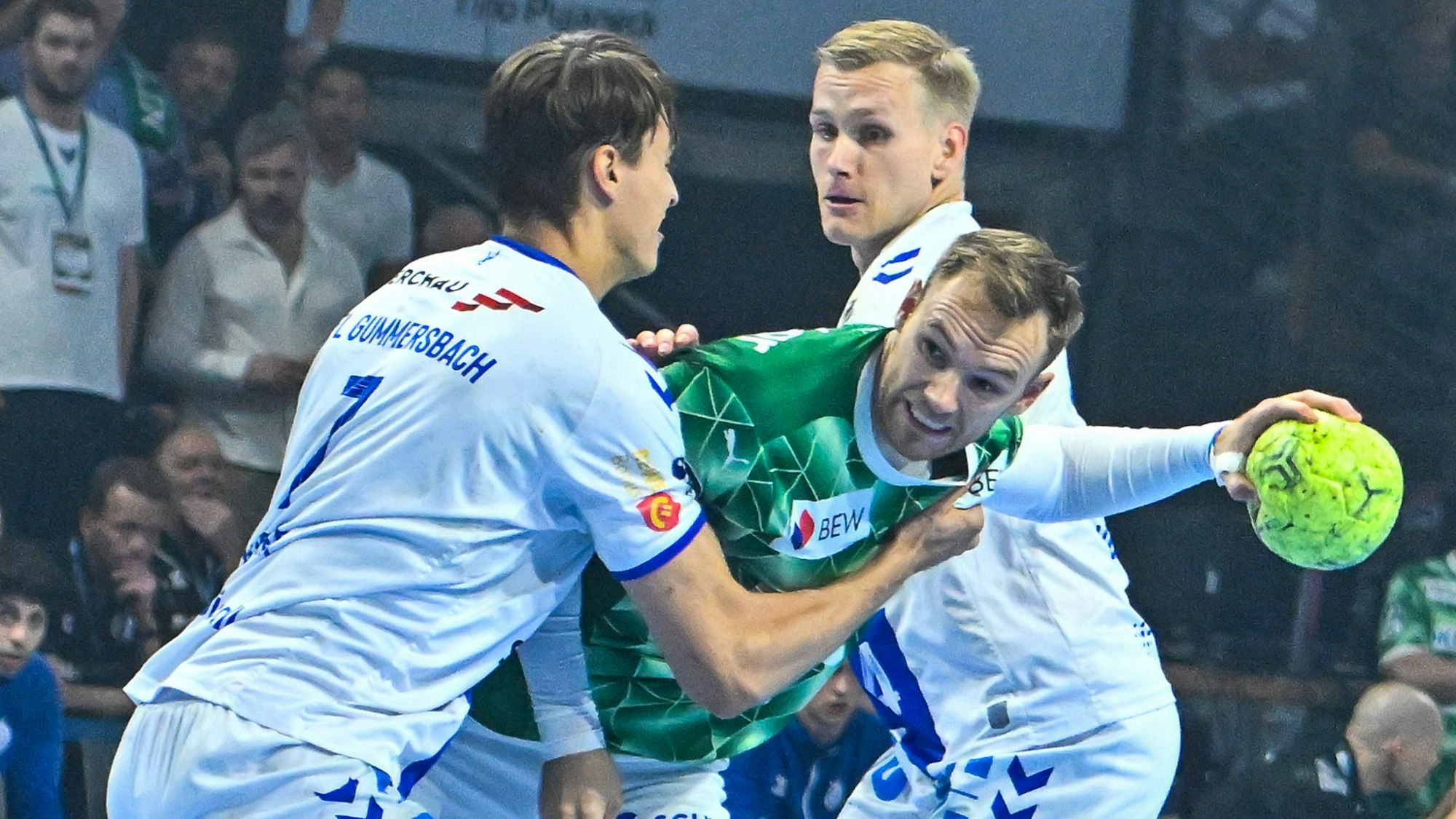 Die VfL-Abwehr versucht Mathias Gidsel zu stoppen.