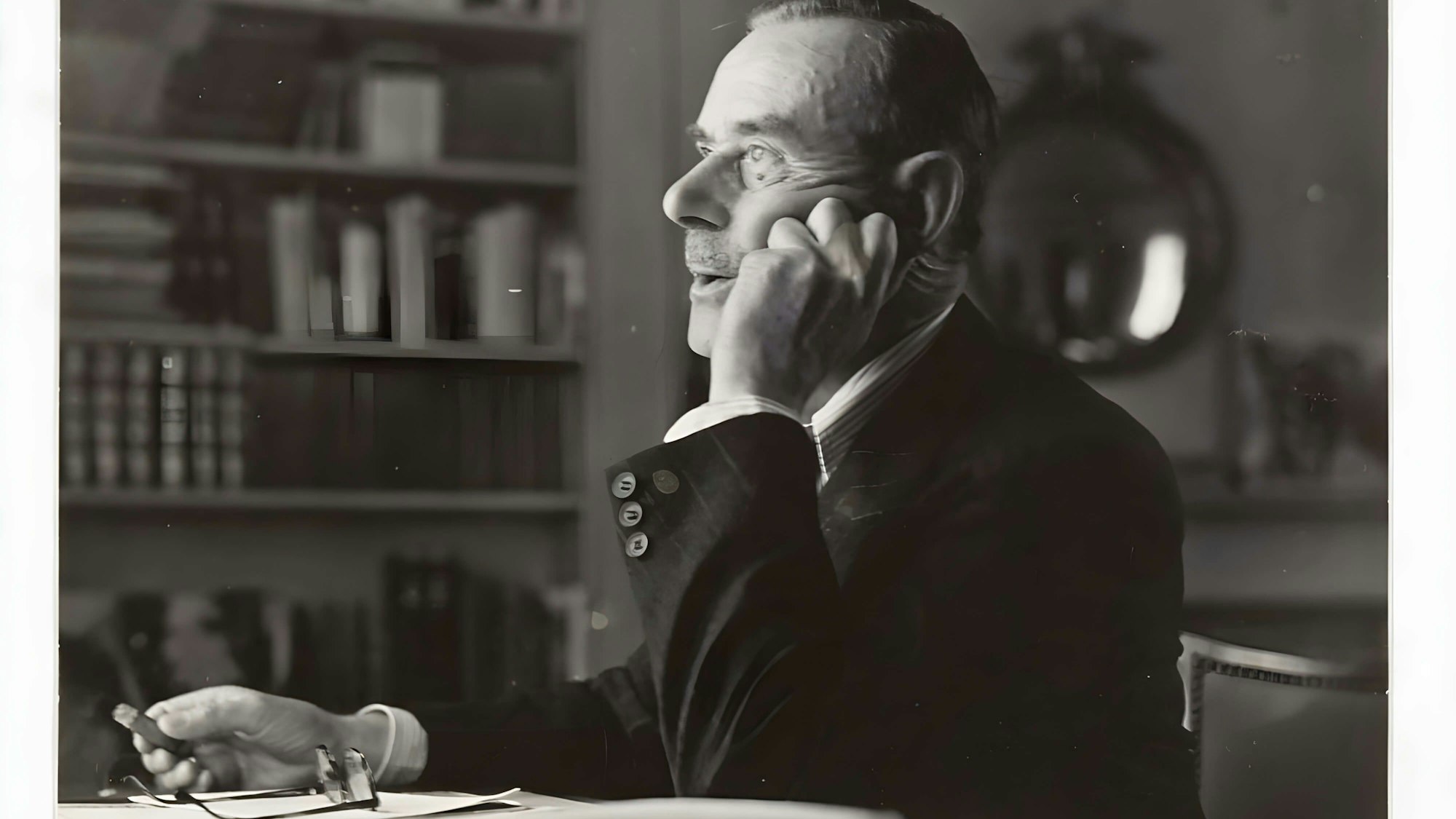 Thomas Mann an seinem Schreibtisch 1941.