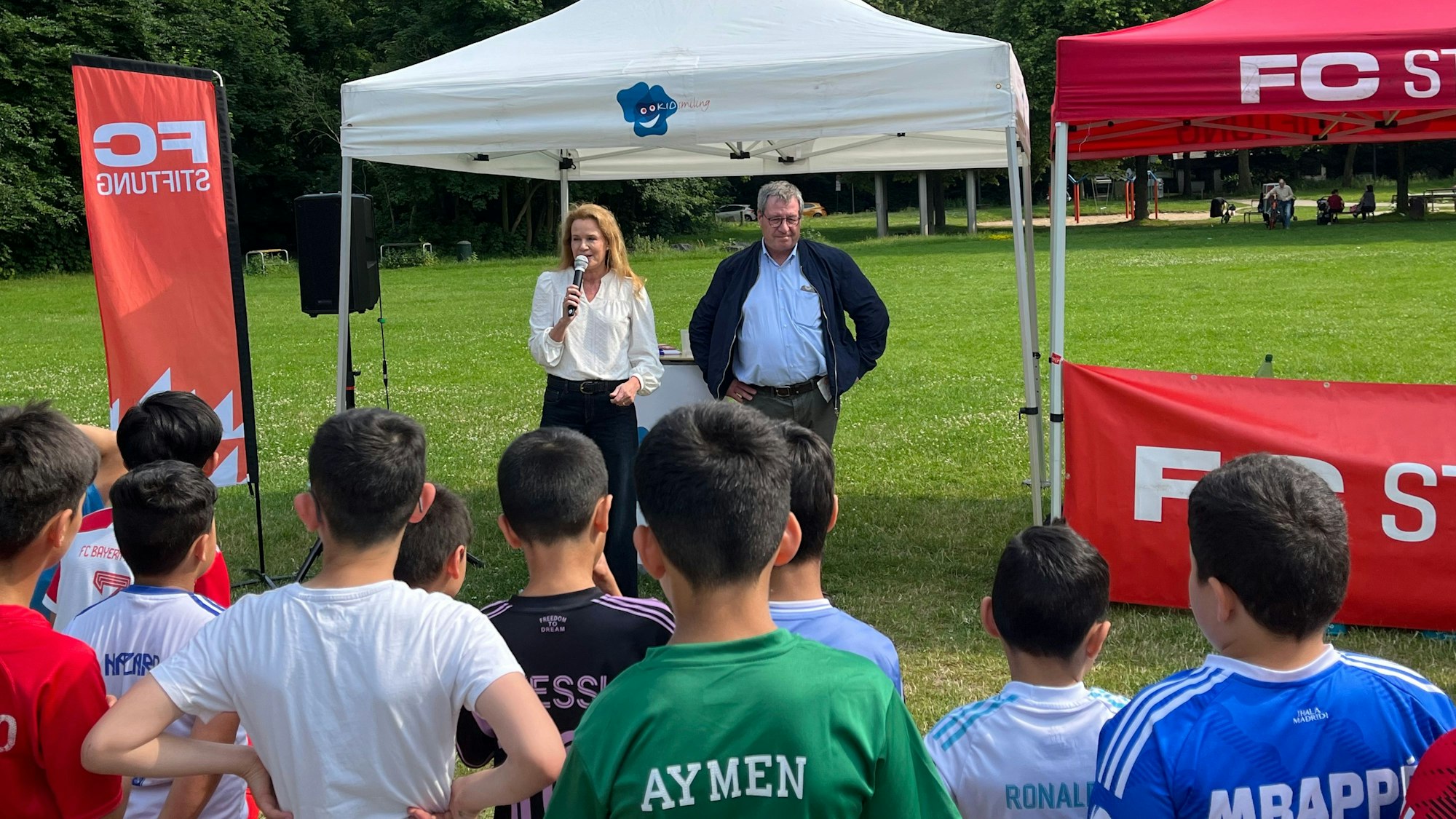 Sandra von Möller (Kidsmiling-Vorsitzende) und Werner Wolf (FC-Präsident) mit jungen Fußballbegeisterten bei der offiziellen Eröffnung des Trainingsangebots in Finkenberg.