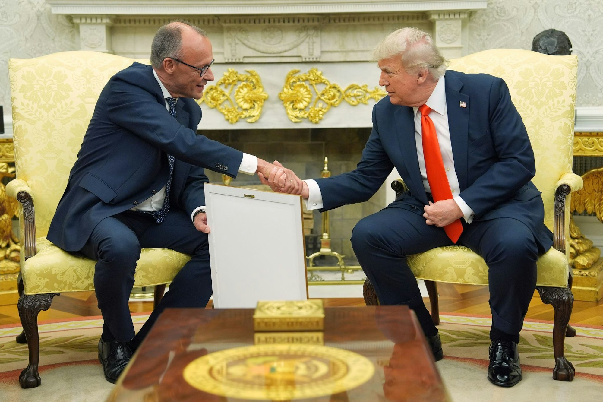 Merz übergab das Gastgeschenk im Oval Office.