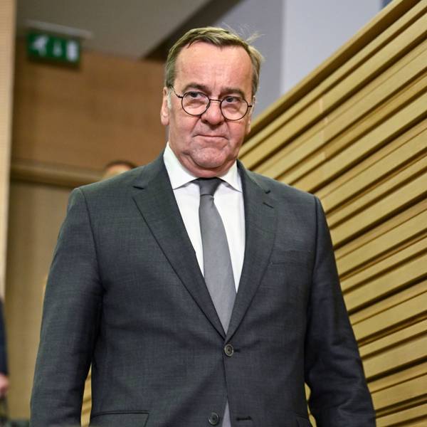 Bundesverteidigungsminister Boris Pistorius (SPD) kommt nach einer Sitzung der Ukraine-Kontaktgruppe für Verteidigungsfragen im NATO-Hauptquartier an.