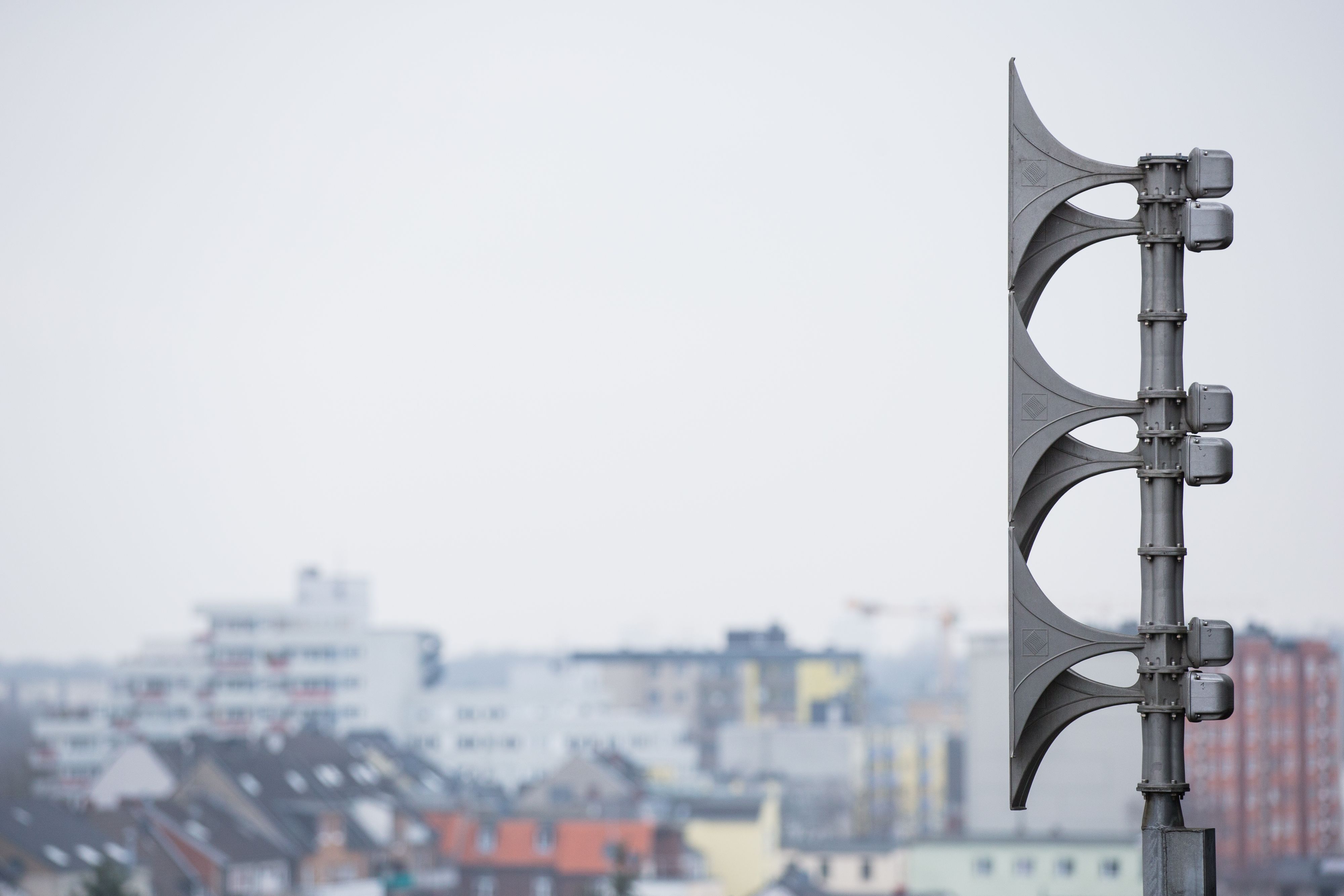 ARCHIV - 19.02.2015, Nordrhein-Westfalen, Köln: Eine Sirene ist auf einem Dach in Köln zu sehen. Die Sirenen werden an diesem Donnerstag (11.00) wieder landesweit zum Probealarm heulen. In Düsseldorf werden dabei 81 Sirenen auf ihre Funktionsfähigkeit überprüft, in Bonn sind es 64. (Zu dpa «Probealarm: Sirenen heulen landesweit») Foto: Rolf Vennenbernd/dpa +++ dpa-Bildfunk +++