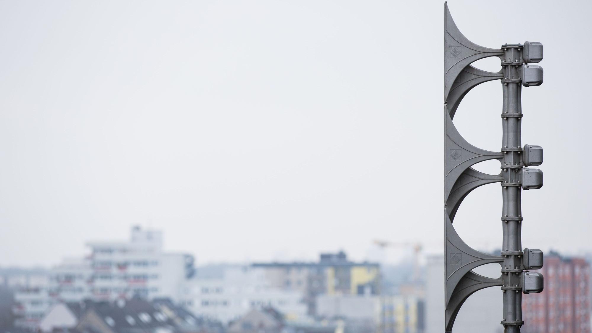 ARCHIV - 19.02.2015, Nordrhein-Westfalen, Köln: Eine Sirene ist auf einem Dach in Köln zu sehen. Die Sirenen werden an diesem Donnerstag (11.00) wieder landesweit zum Probealarm heulen. In Düsseldorf werden dabei 81 Sirenen auf ihre Funktionsfähigkeit überprüft, in Bonn sind es 64. (Zu dpa «Probealarm: Sirenen heulen landesweit») Foto: Rolf Vennenbernd/dpa +++ dpa-Bildfunk +++