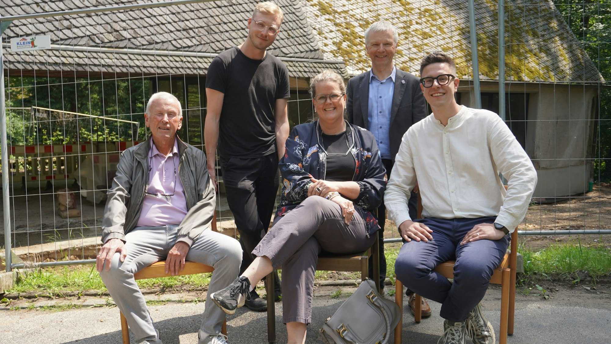Übergabe der „Santos“-Stühle (v.l.): mit den Organisatoren Friedhelm Saffé, Tizian Rein, Christine Lutz, Bürgermeister Otto Neuhoff und Patrick Pieper.