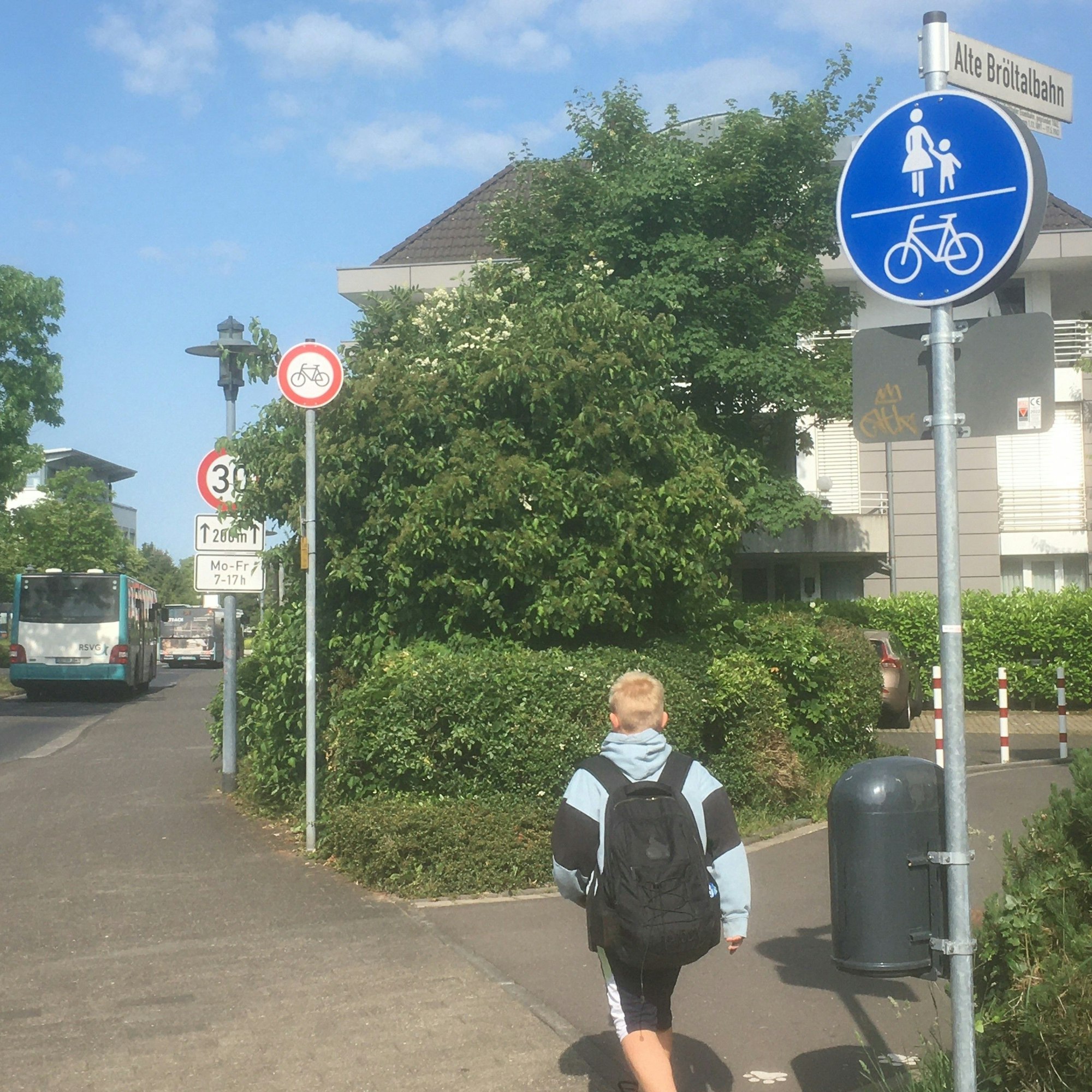 Für Radfahrer über zehn Jahre ist der Gehsteig an der Theodor-Heuss-Allee tabu. Alternativ kann hier der Geh- und Radweg hinter den Häusern, Alte Brölbahn, genutzt werden.