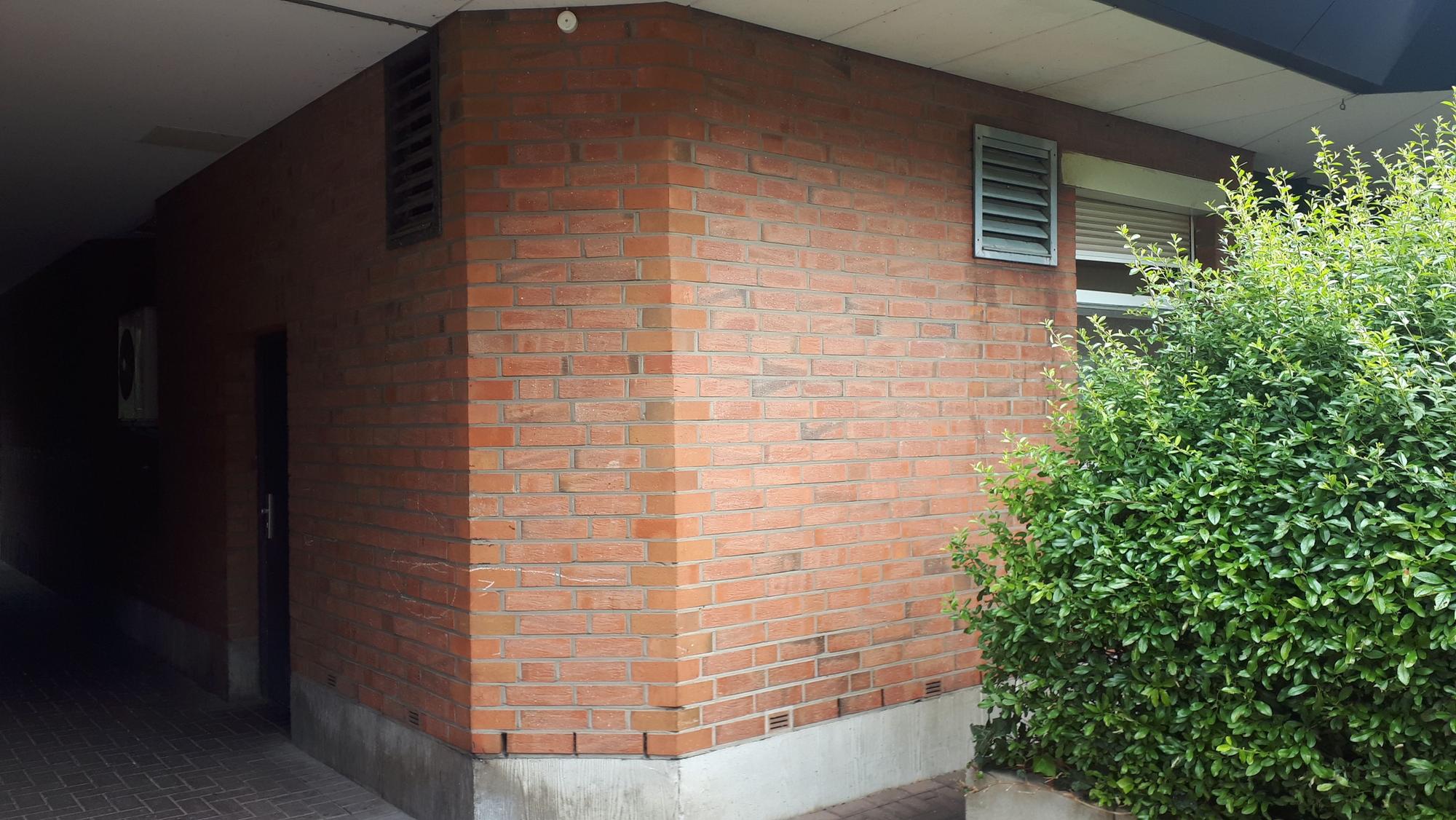 Ein Abluftschacht an einer Gebäudewand