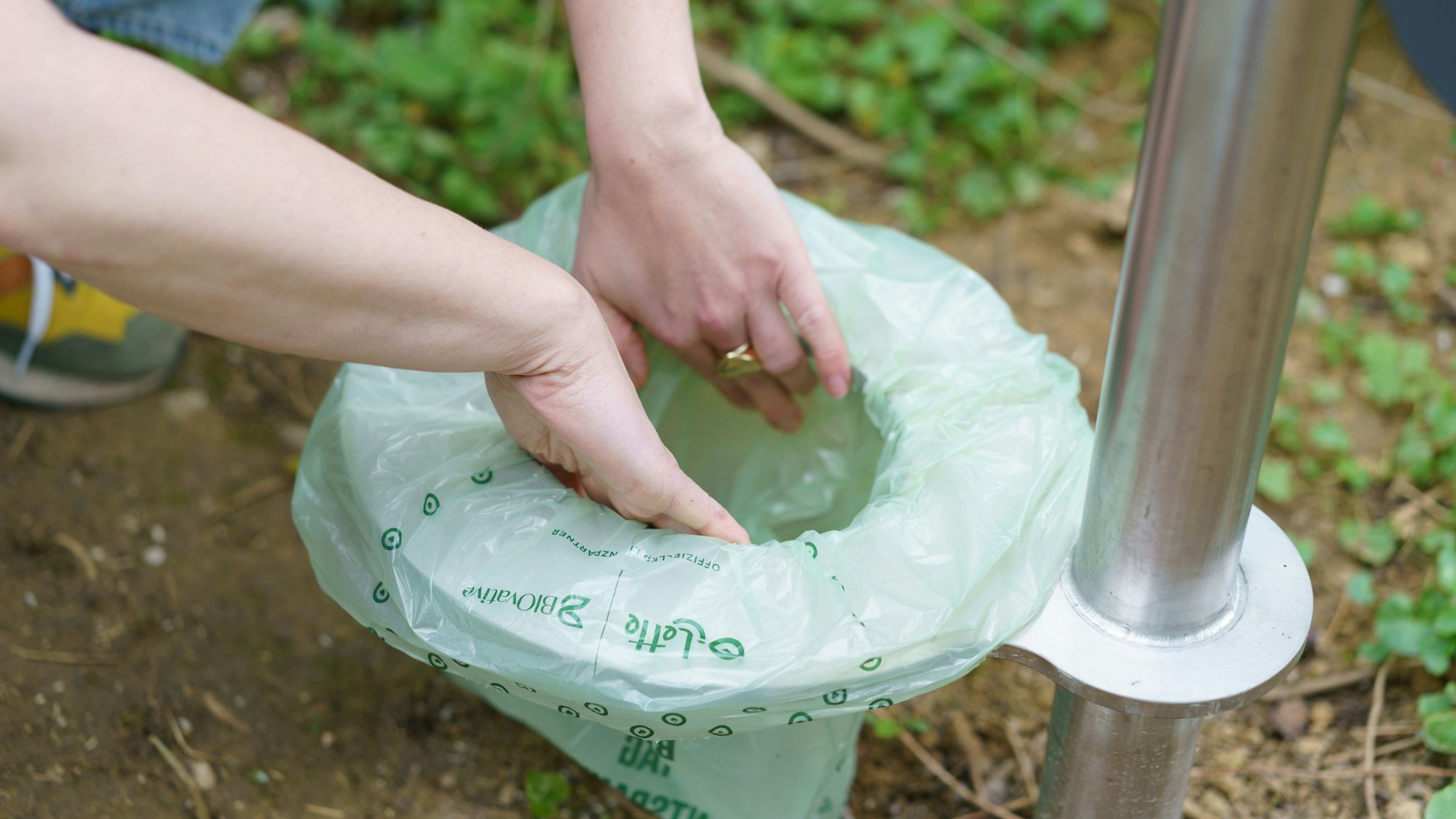 Eine Frau bereitet eine Oilette vor.