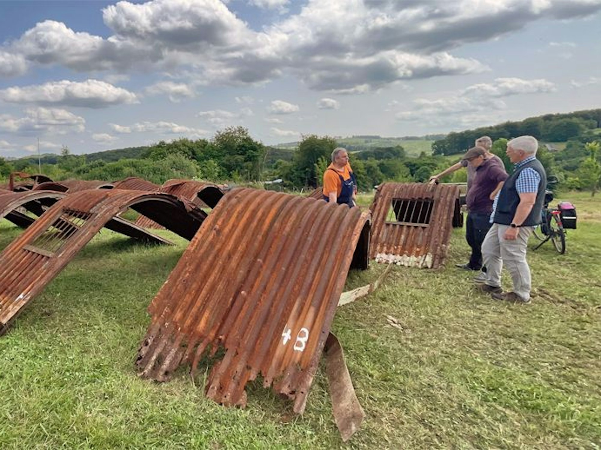 Mitarbeiter und Ehrenamtler des Fördervereins haben die Blechteile für den Aufbau nummeriert..