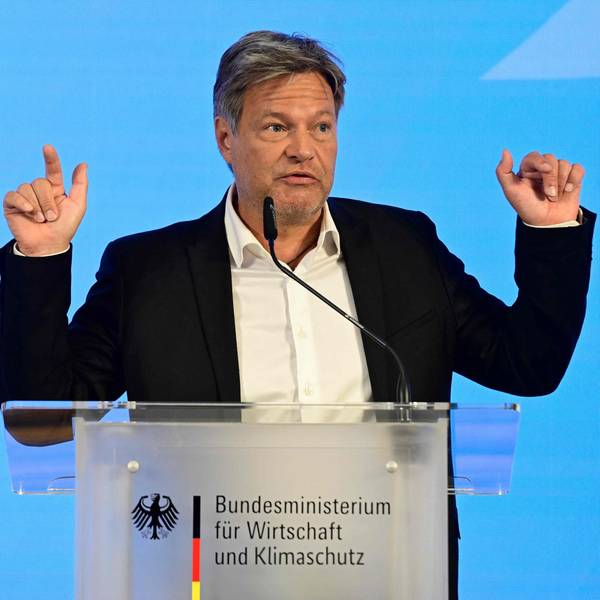 Robert Habeck einen Tag nach der Vereidigung der neuen Regierung bei einer Übergabezeremonie im Berliner Ministerium.