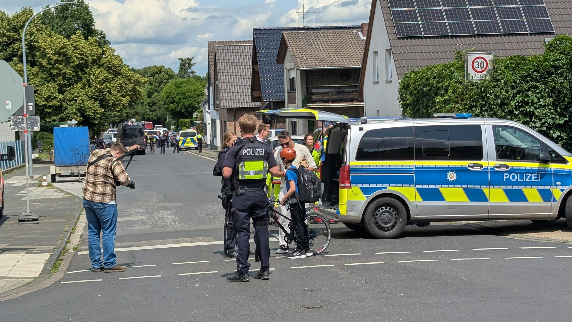 Das Foto zeigt Einsatzfahrzeuge und Polizisten an der Stotzheimer Straße.